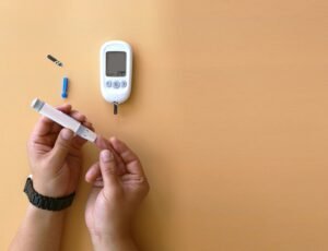 Glicemia alta: referto del sangue con valore di glicemia evidenziato