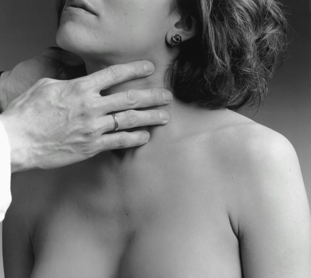 I sintomi dell’ipotiroidismo che il tuo corpo manda da mesi (e tu non li hai collegati)