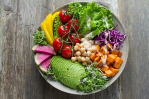 Pressione bassa cosa mangiare: piatto con cibi integrali, proteine e un bicchiere d'acqua ·