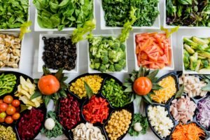 Pressione alta: cosa mangiare, un piatto con verdura, legumi e cereali integrali