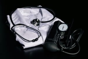 Cause della pressione alta: persona che misura la pressione la sera dopo una giornata di stress