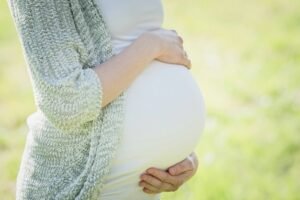 Glicemia in gravidanza, donna incinta e provetta per la curva da carico
